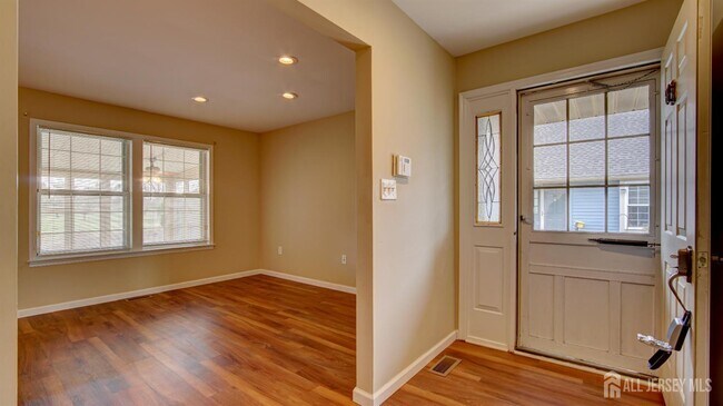 Foto del edificio - 18 Thomas Paine Dr