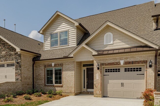 Foto del edificio - Brand new Luxurious 3 bedroom 3 bath + LOFT townhouse in Stone Gate community High Point. Master ...