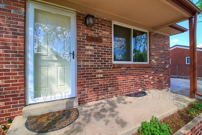 Building Photo - 2061 Phillips Dr