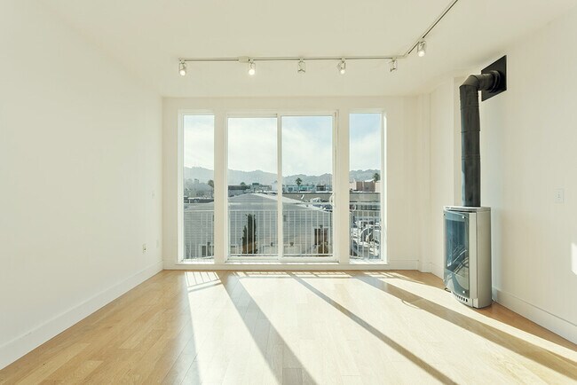 Foto del edificio - 566 S Van Ness Ave