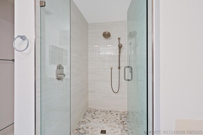 Foto del edificio - 811 Oak Harbour Dr