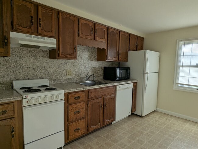 Building Photo - 482 Cedarcrest Dr