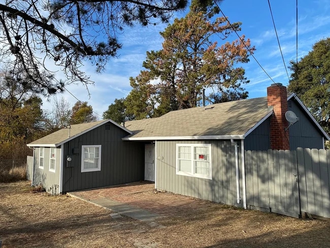 Foto del edificio - 1240 Lewis Ave