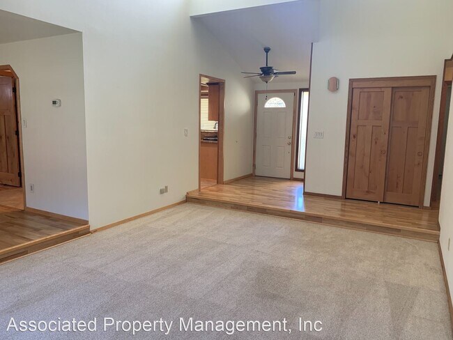 Foto del edificio - 4 br, 2.5 bath House - 441 NE Hillwood Dr