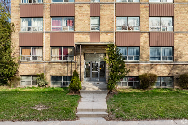 Building Photo - 2 Greentree Court