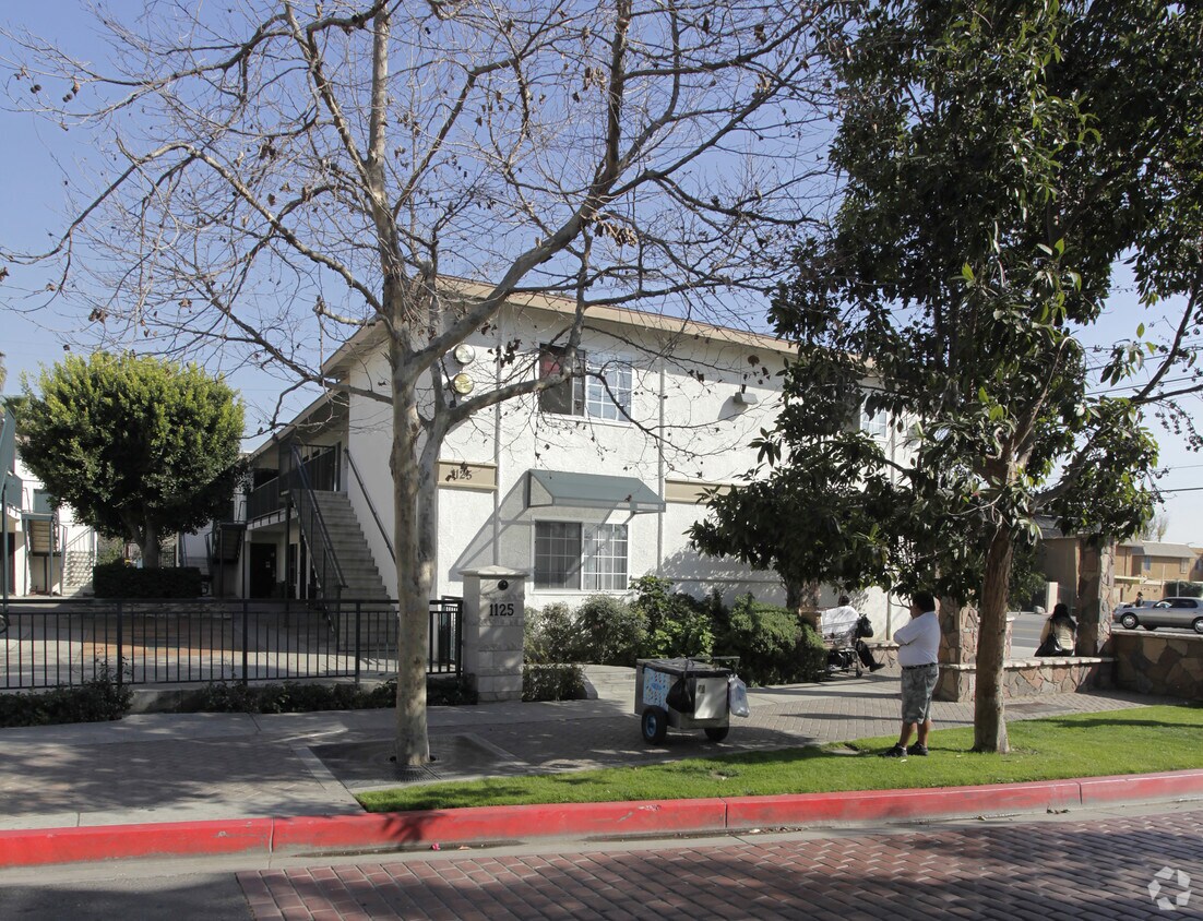 Building Photo - 1125 S Minnie St