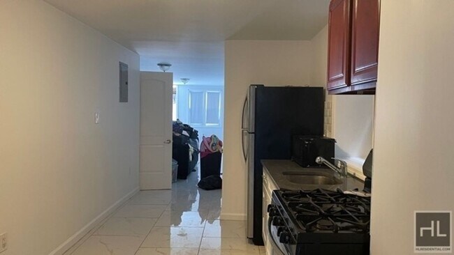 Foto del edificio - NEWLY RENOVATED BEAUTIFUL AND PRIVATE BACK...