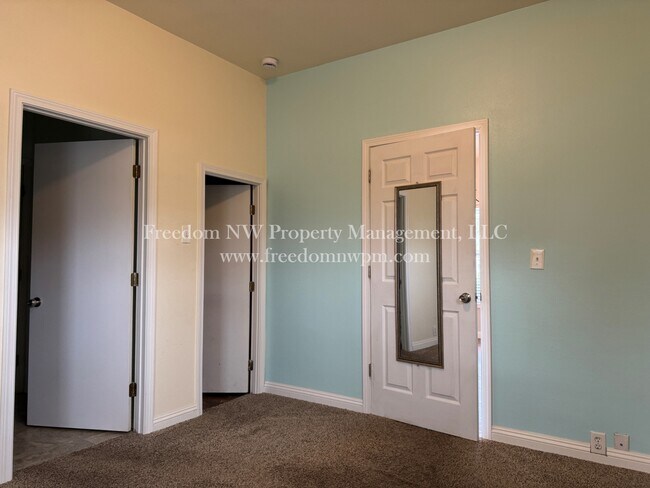 Foto del edificio - 718 SW Cascade Ave