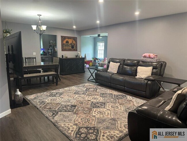 Foto del edificio - 22 Woodbury Rd