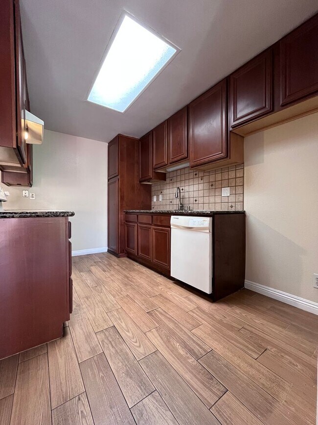 Foto del edificio - SINGLE STORY 3 BR/ 2 HOME WITH 2 CAR GARAGE