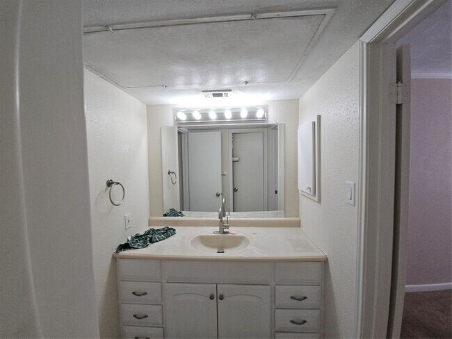 Foto del edificio - 2350 Bering Dr