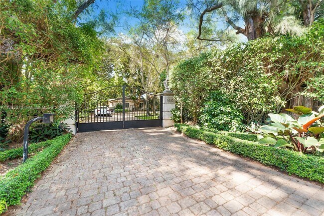 Building Photo - 5500 Banyan Dr