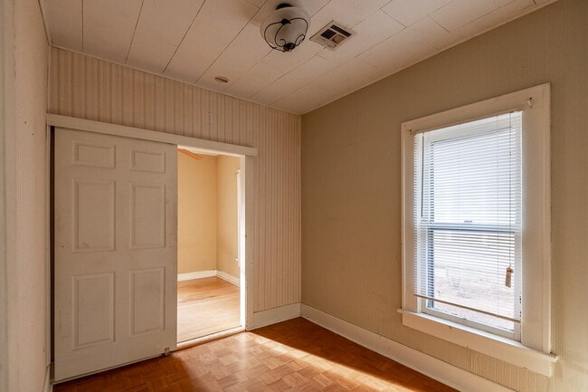 Building Photo - 2 bedroom for Lease