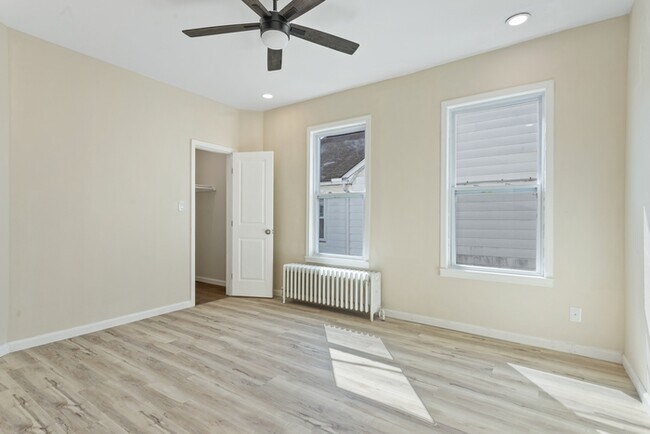 Building Photo - 5 Bedroom Single Family in Brunswick