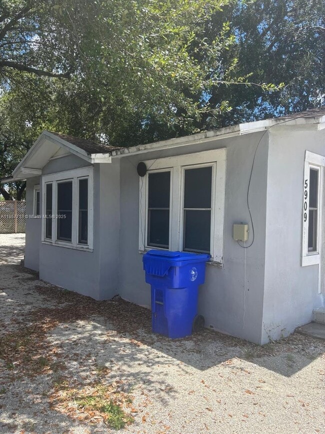 Foto del edificio - 5909 NW 5th Ct