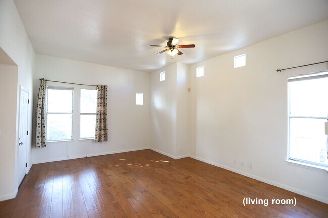 Foto del edificio - Bayview: Gated Community Townhome Three Be...