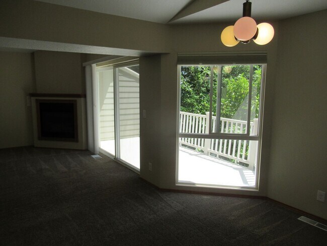 Foto del edificio - Split Level Two Bedroom Duplex