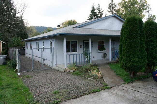 Foto del edificio - Comfy 4 Bedroom, 2 Bath Duplex!