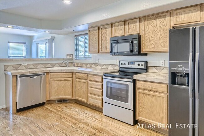 Foto del edificio - 715 Ridgebury Pl