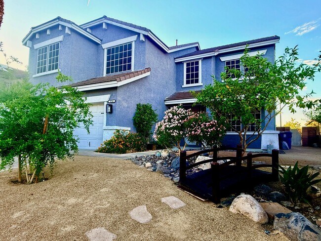 Foto del edificio - Five bedroom home in Henderson with downstairs bedroom and pool And Spa
