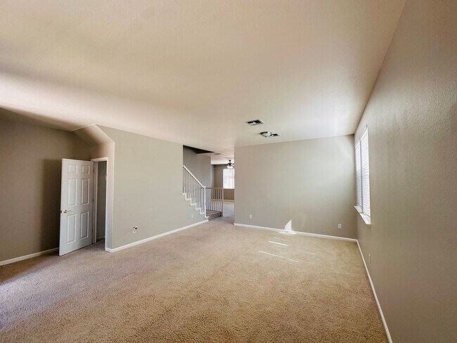 Foto del edificio - Full Bedroom and Bathroom Downstairs