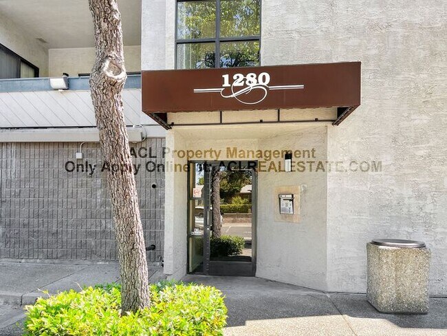 Building Photo - Nicely Upgraded, Centrally Located Condo. ...