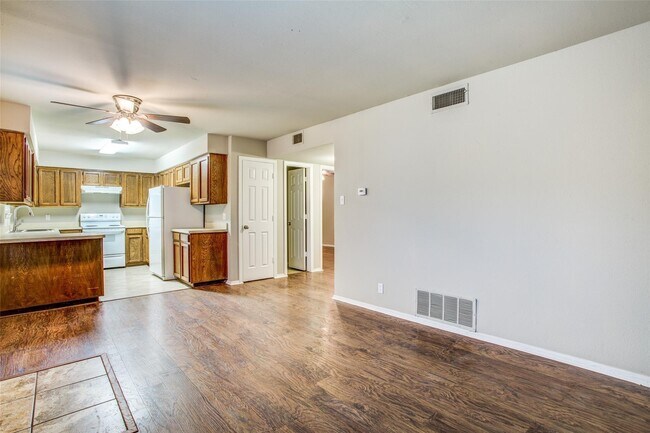 Foto del edificio - 3825 Camelot St