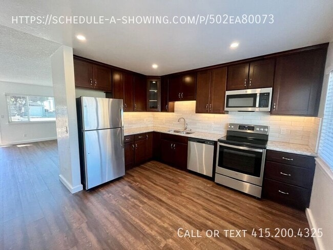Building Photo - Gorgeous Two Bedroom Unit Available In Pac...