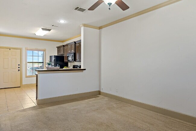 Building Photo - "Charming 2-Bedroom Condo Retreat in Sanger with Modern Comforts!"