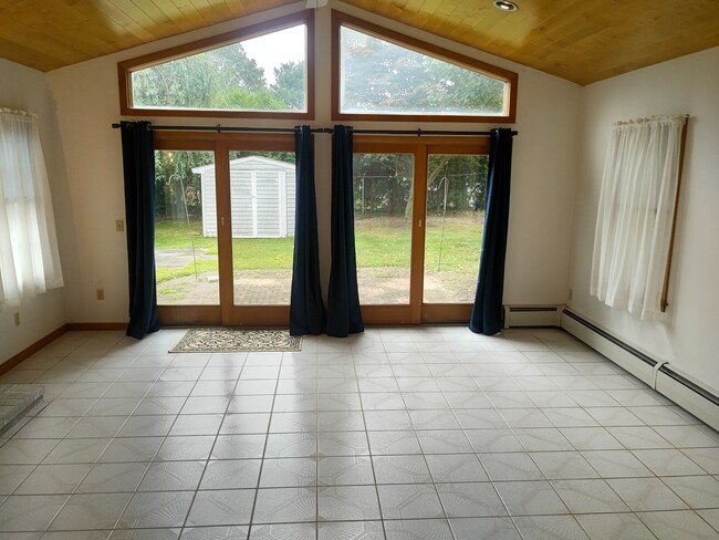 Foto del edificio - 9 Long Pond Rd