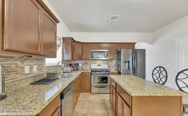 Foto del edificio - 14321 Woods Point Ave