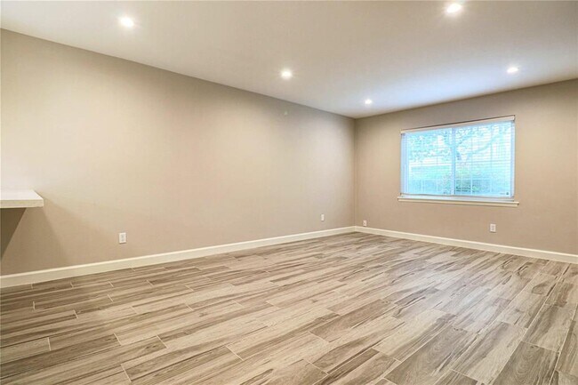 Foto del edificio - 2744 Briarhurst Dr