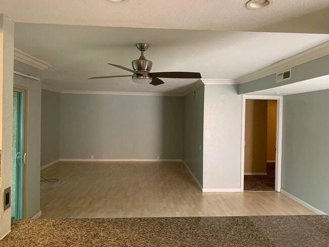 Building Photo - 400 N Sunrise Way