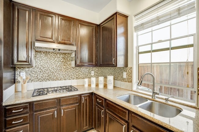 Building Photo - Comfortable and nicely upgraded home for r...