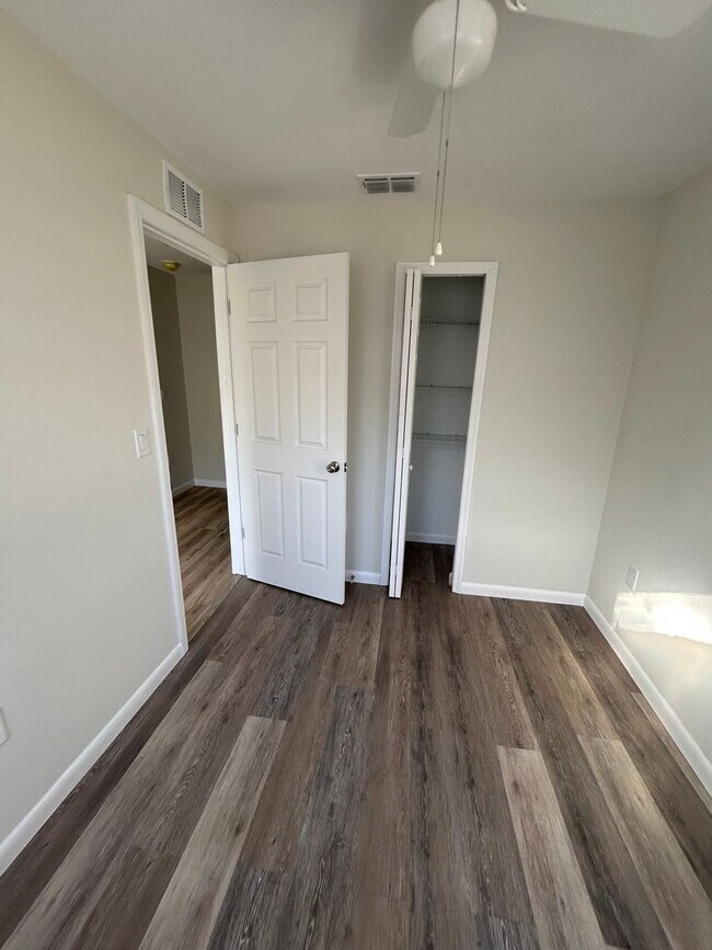 Building Photo - Three bedroom two bathroom - Lakeland