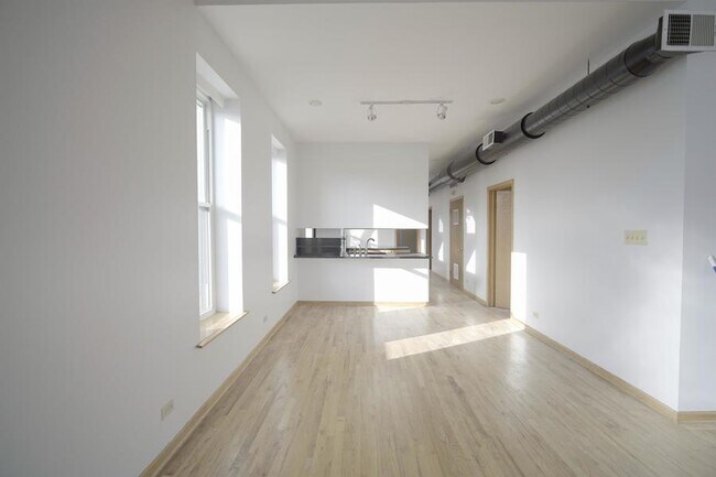 Building Photo - 1630 N Damen Ave