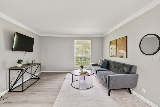 Foto del edificio - 400 Adamwood Dr