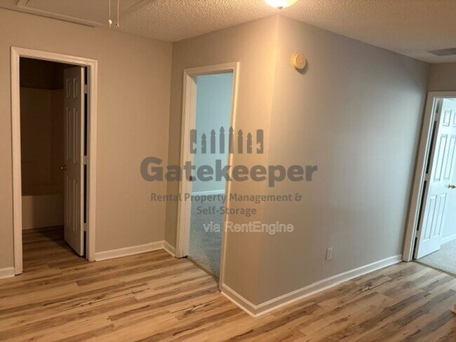 Building Photo - 3161 Glen Hollow Dr