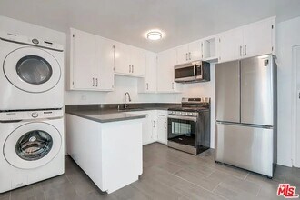 Building Photo - 869 Glenway Dr