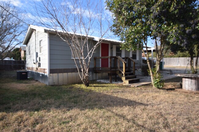 Building Photo - 909 Hackberry