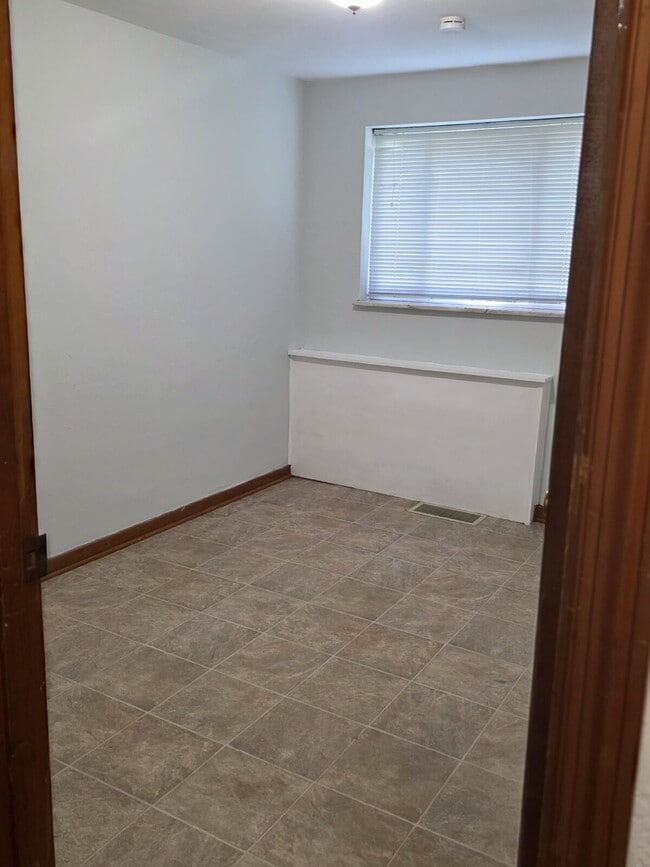 Building Photo - "Charming 3-Bedroom Home with Gleaming Har...