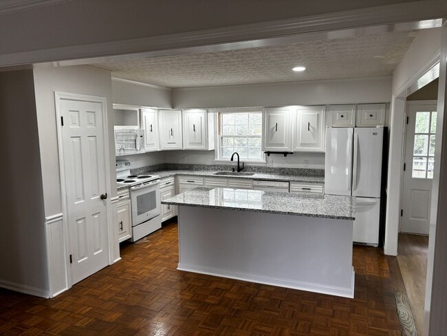 Building Photo - Large 4 Bedroom 2 Bath Home