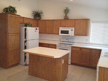 Building Photo - Remodeled 3 Bed 2 Bath Home! Vaulted Ceili...