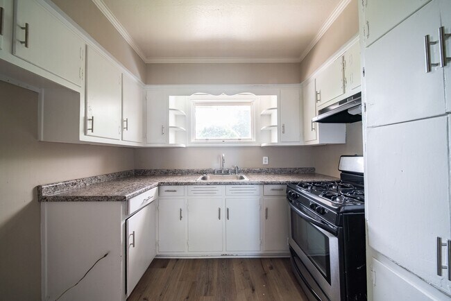 Foto del edificio - Coming Soon! Spacious 5 Bedroom 3 Bath Home