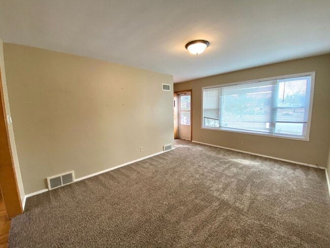 Building Photo - 4 Bed 2 Bath Near Concordia!