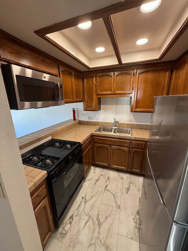 Foto del edificio - 3702-10 Crown Point Dr