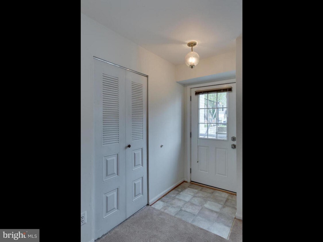 13738 Autumn Vale Ct Unit 16F, Chantilly, VA 20151 Room for Rent in