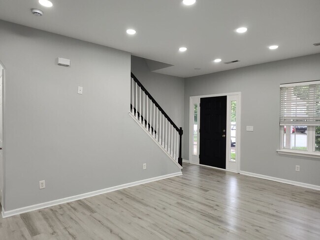 Foto del edificio - Move-in ready Home located in the Jones Br...
