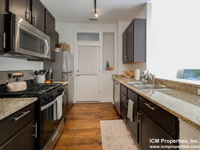 Building Photo - 1930 N Lincoln Ave