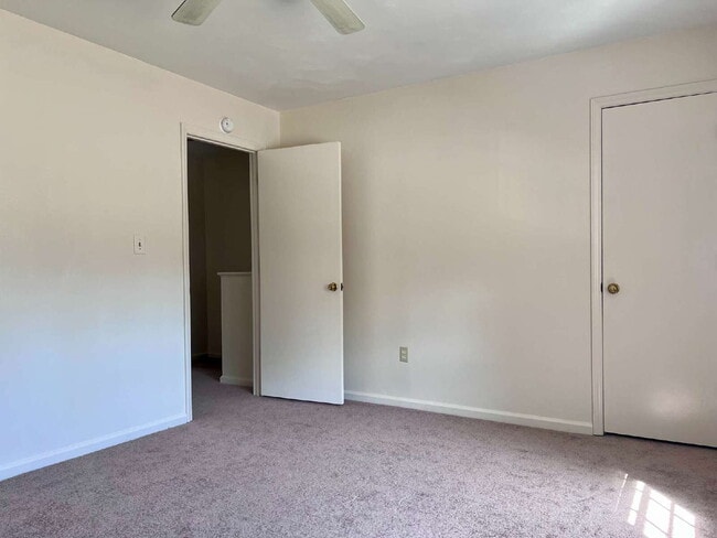 Foto del edificio - 2 Bedroom / 1 Bath Duplex Available Now